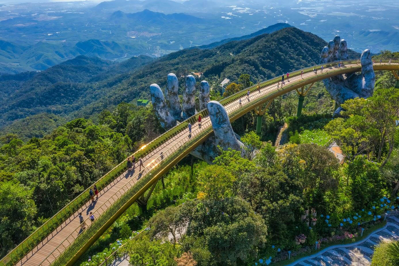 Cầu Vàng như một biểu tượng của du lịch Đà Nẵng