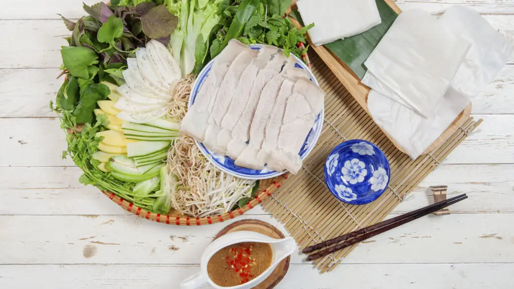 Đặc sản Đà Nẵng: Bánh tráng cuốn thịt heo