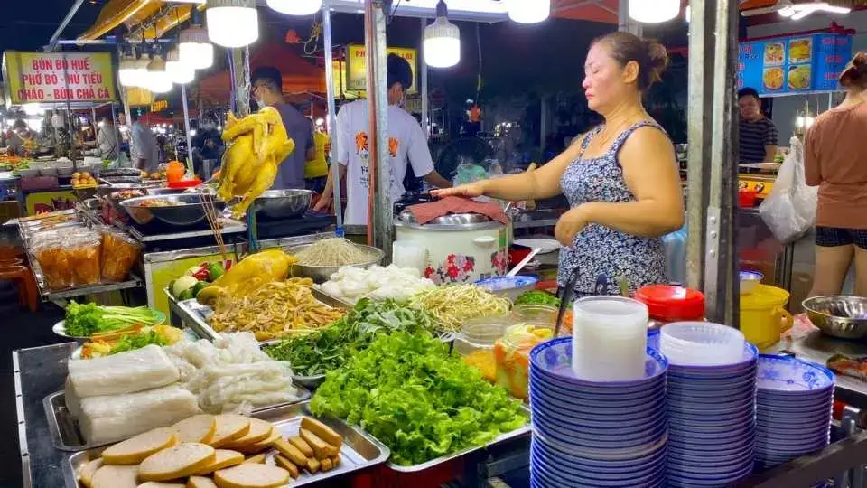 Food tour tại các khu chợ đêm là một trong những trải nghiệm đáng để thử