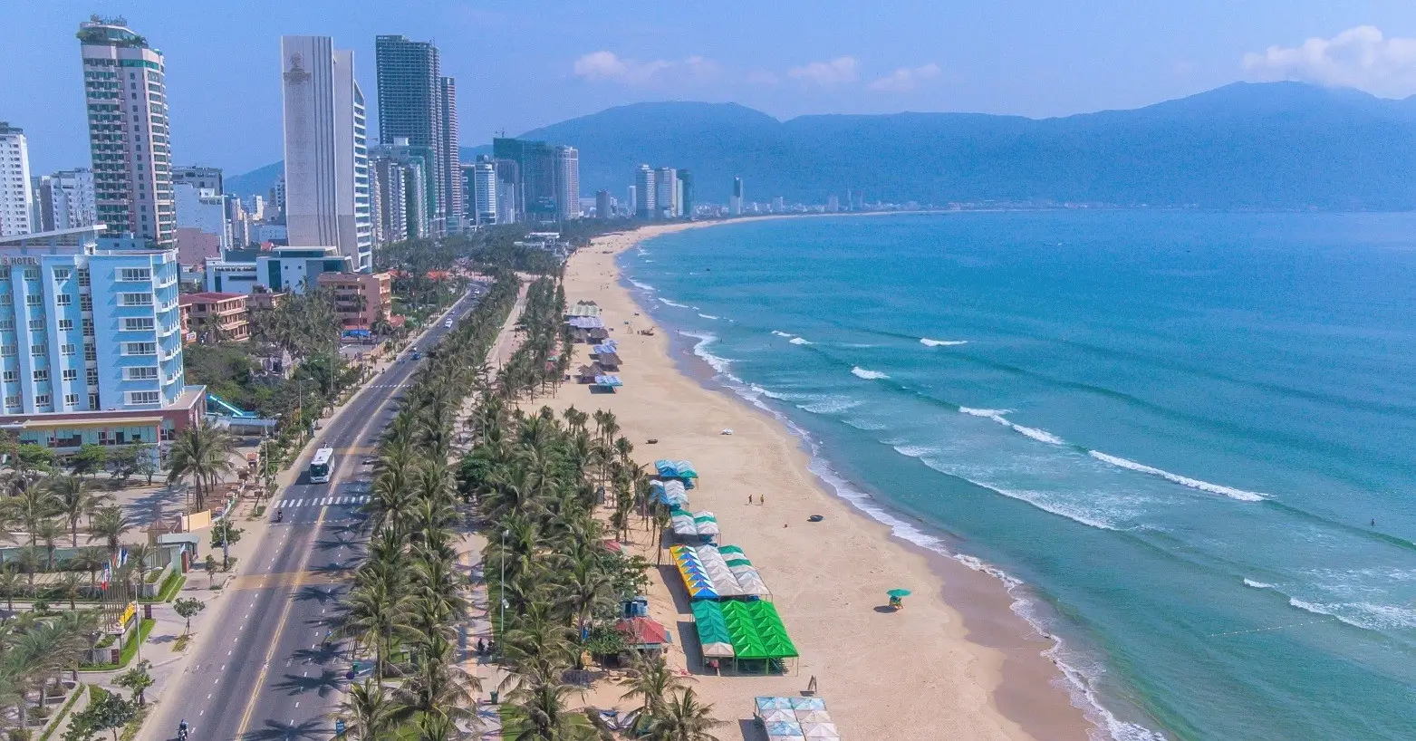 Đà Nẵng nổi tiếng với đường bờ biển dài cùng nhiều resort cao cấp
