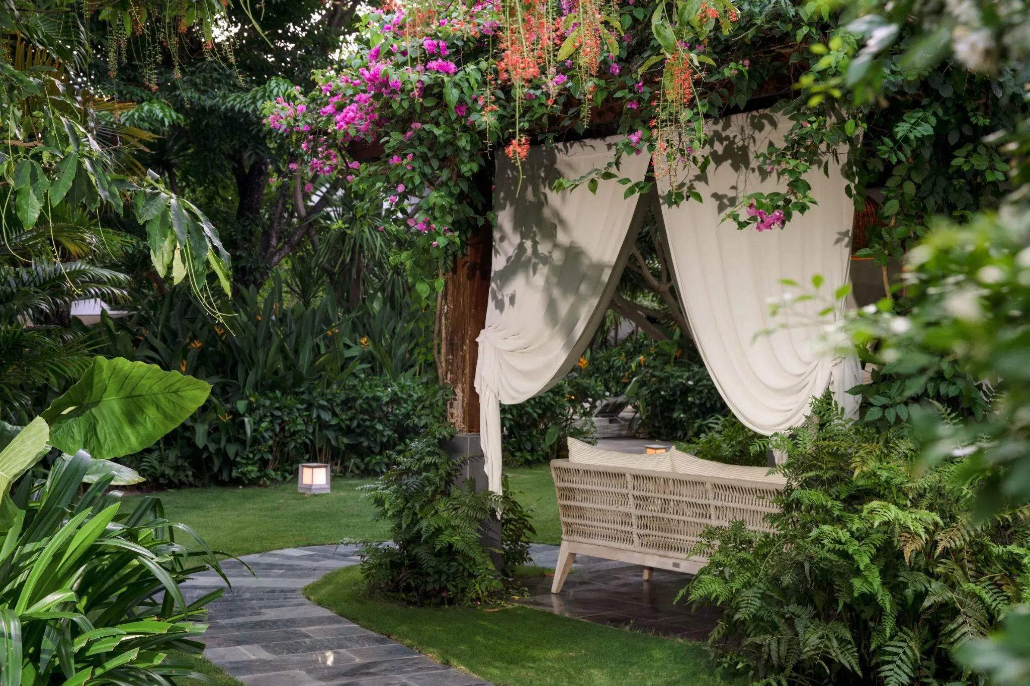 Không gian sân vườn yên tinh bình tế tại TIA Wellness Resort