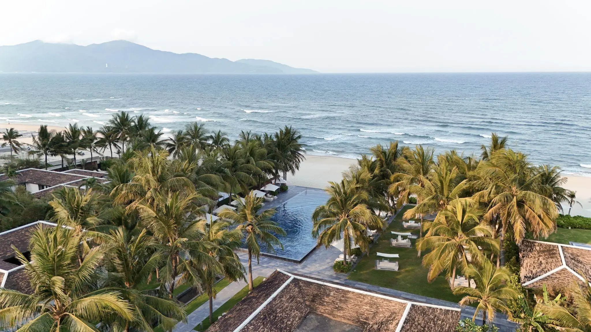 TIA Wellness Resort tọa lạc trên bãi biển Mỹ Khê xinh đẹp