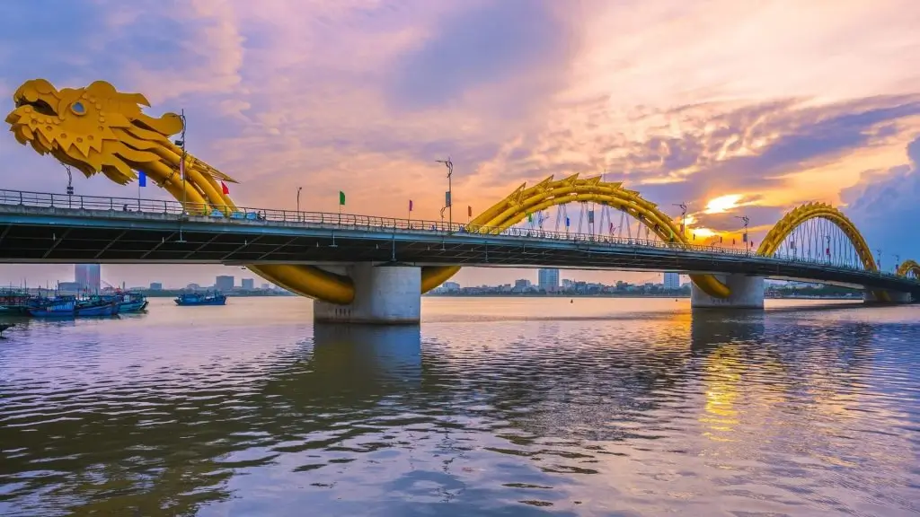Cầu Rồng được xem là biểu tượng kiến trúc nổi bật của Đà Nẵng