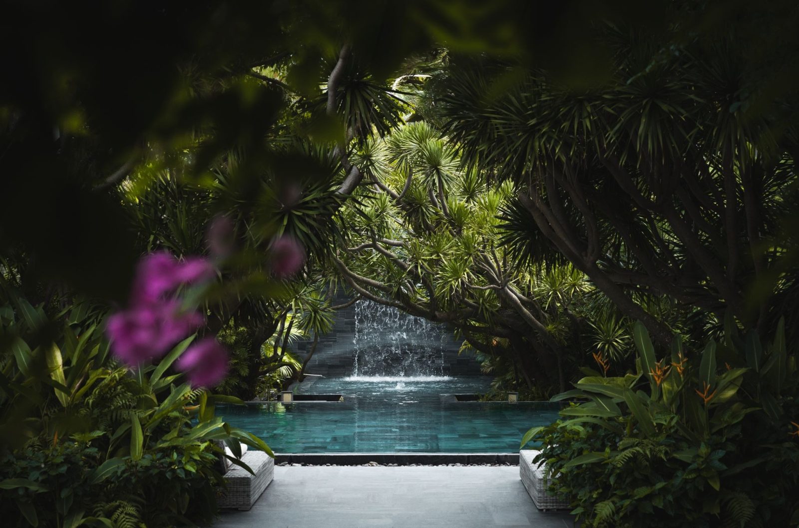 Không gian sân vườn trong lành cùng hồ bơi ấn tượng tại TIA Wellness Resort