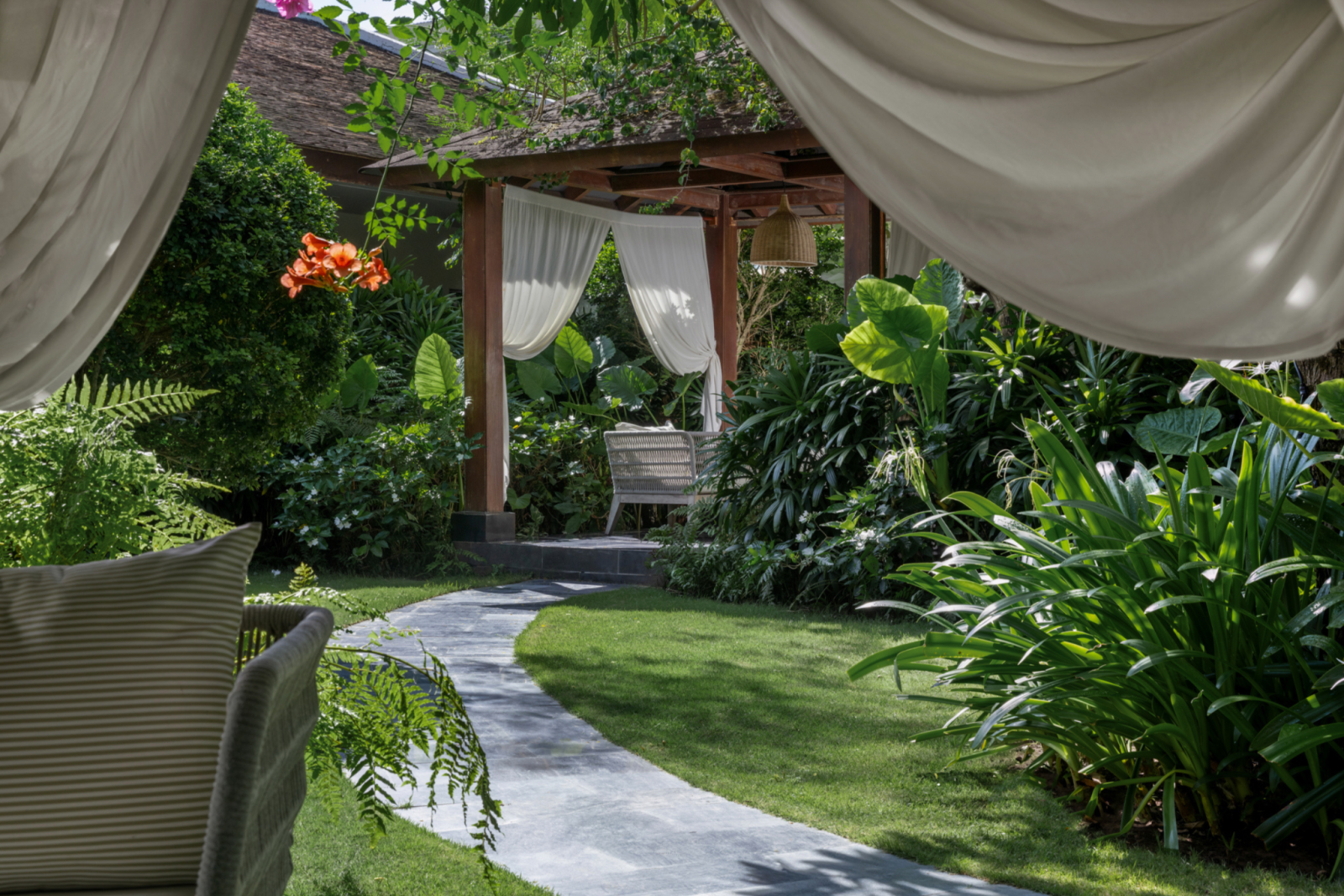 Không gian sân vườn xanh mát trong lành tại TIA Wellness Resort
