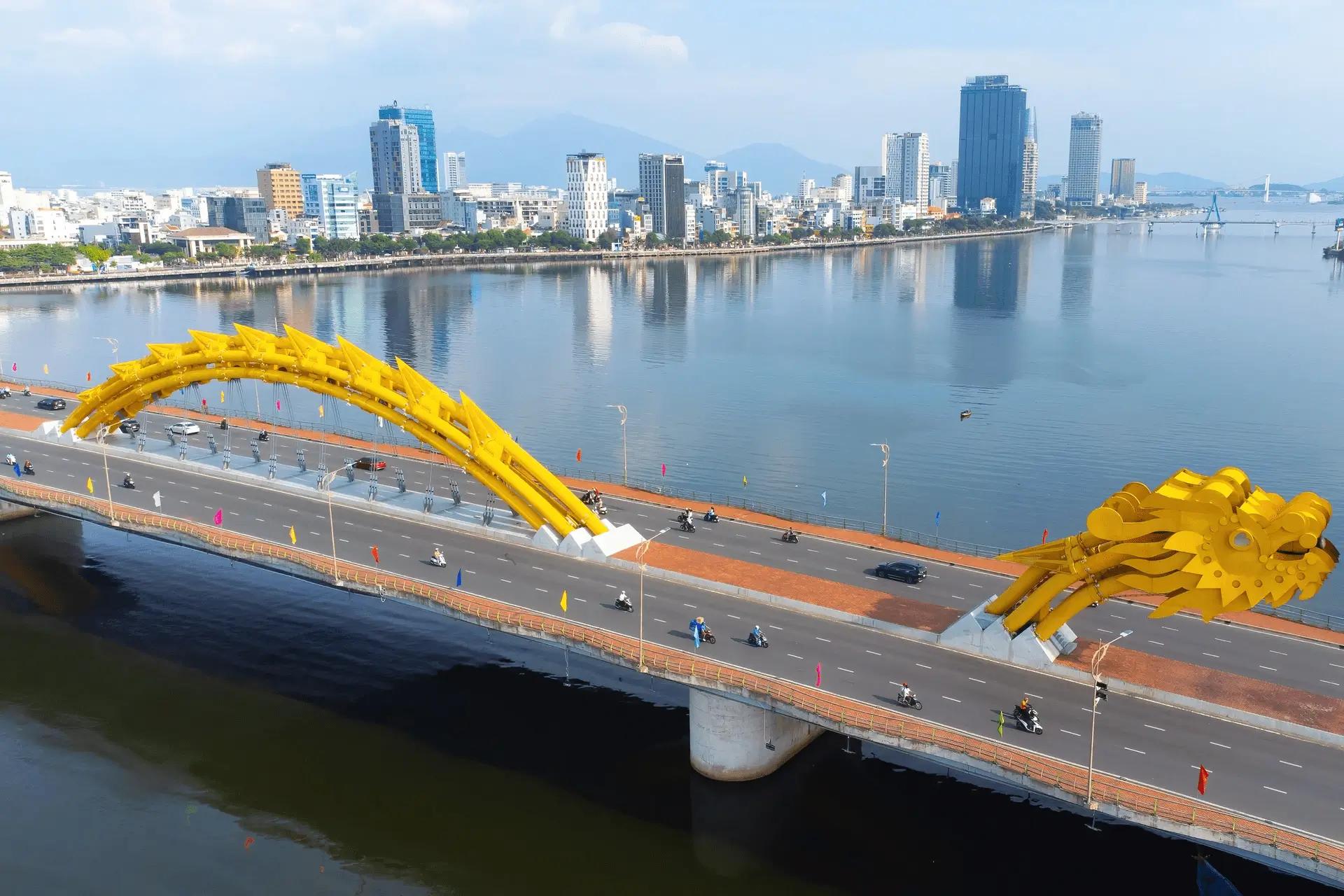What makes the Dragon Bridge in Da Nang so special