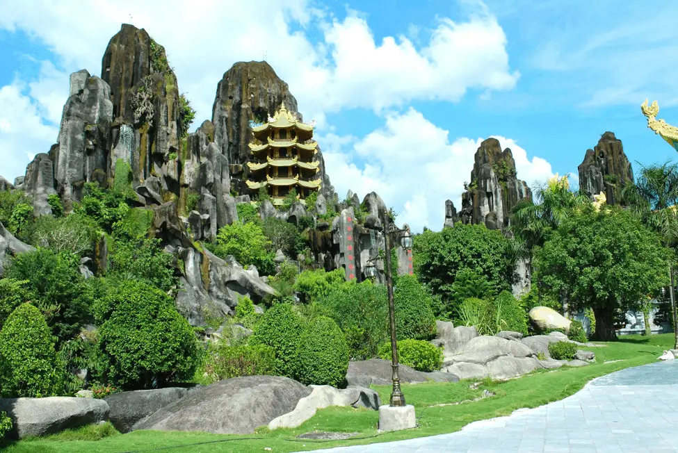 Ngũ Hành Sơn mang vẻ đẹp cổ kính và bí ẩn